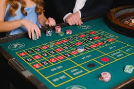 Pengguna dewasa Indonesia membaca panduan responsible gaming di perangkat mobile dengan tenang
